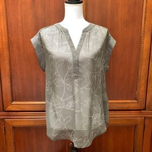 Banana Republic heritage collection gray print short sleeved popover blouse